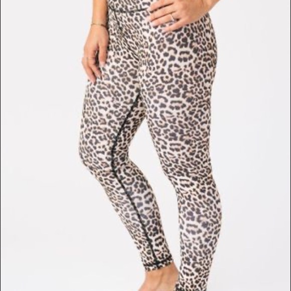 ZYIA Active Leopard Brilliant Scrunchy What Hi-rise 7/8 Leggings - Picture 3 of 11
